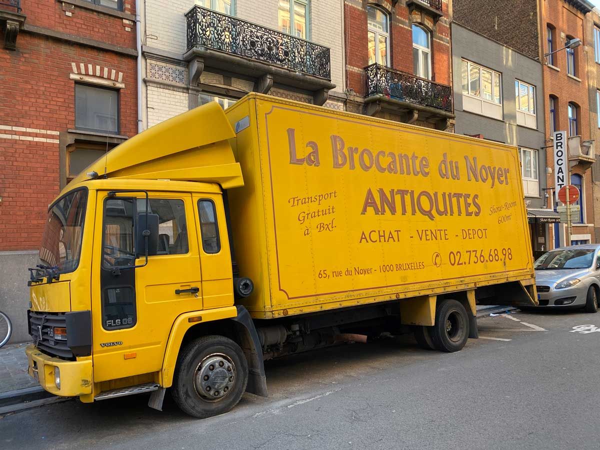 Un des camions de la Brocante du Noyer, Spécialiste en vide-maison